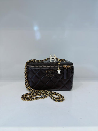 BLACK LAMBSKIN ENAMEL QUILTED SMALL VANITY CASE WITH CHAIN
