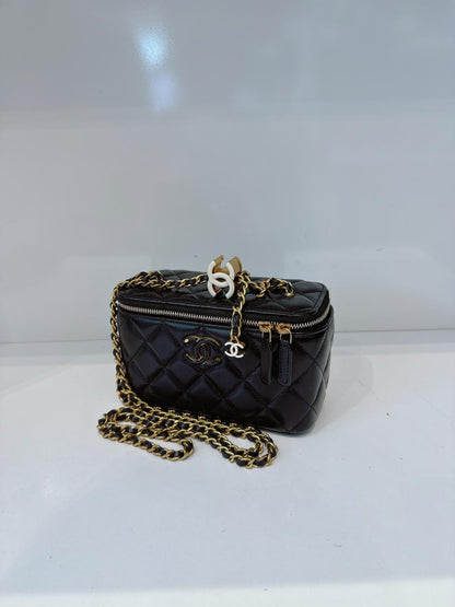 BLACK LAMBSKIN ENAMEL QUILTED SMALL VANITY CASE WITH CHAIN