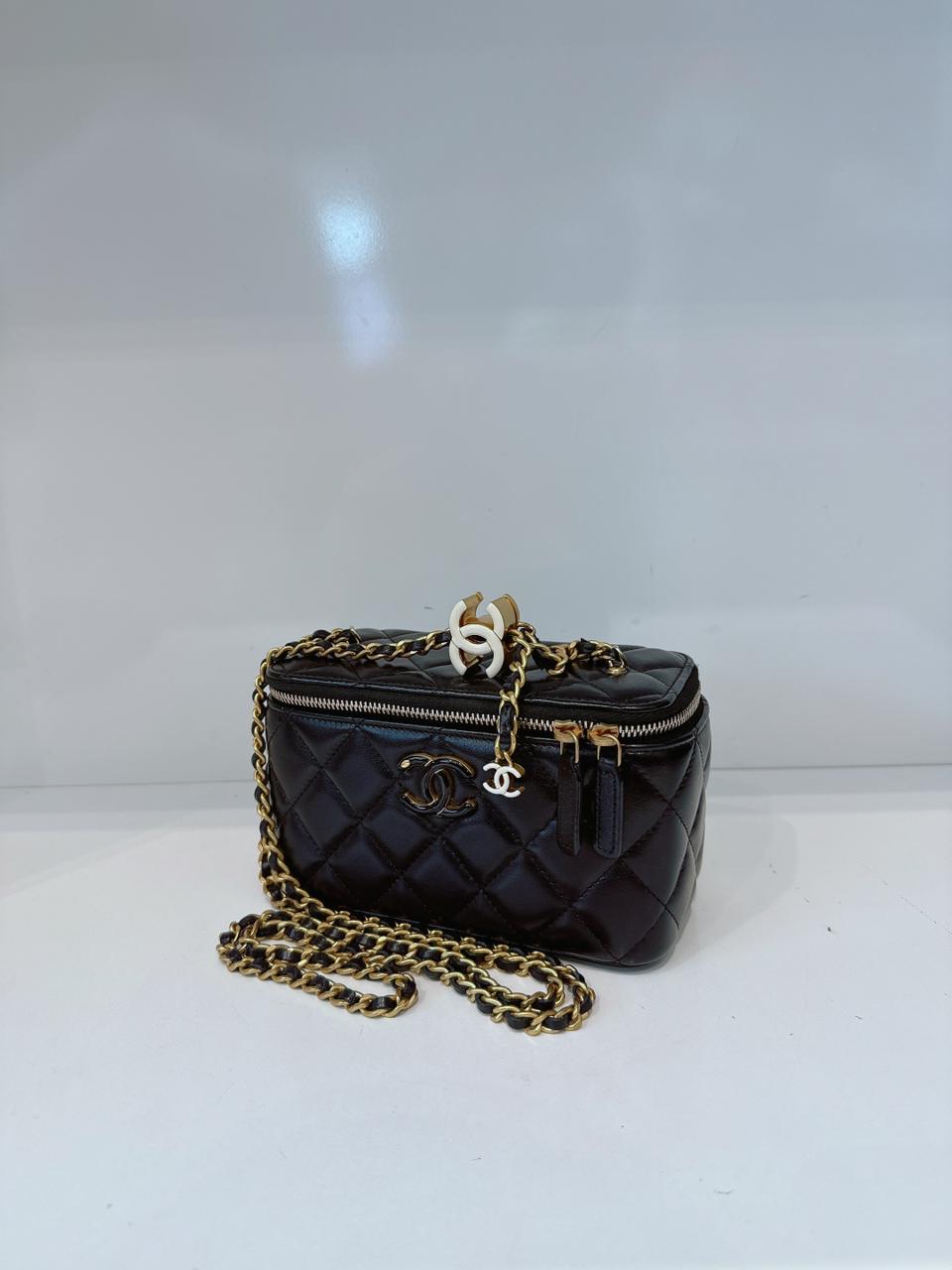 BLACK LAMBSKIN ENAMEL QUILTED SMALL VANITY CASE WITH CHAIN