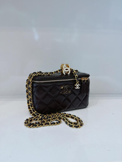 BLACK LAMBSKIN ENAMEL QUILTED SMALL VANITY CASE WITH CHAIN