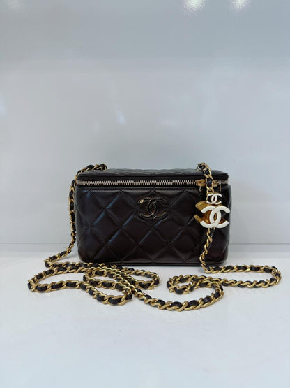 BLACK LAMBSKIN ENAMEL QUILTED SMALL VANITY CASE WITH CHAIN