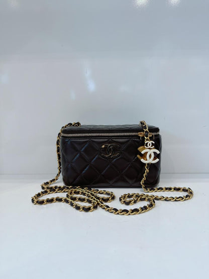 BLACK LAMBSKIN ENAMEL QUILTED SMALL VANITY CASE WITH CHAIN