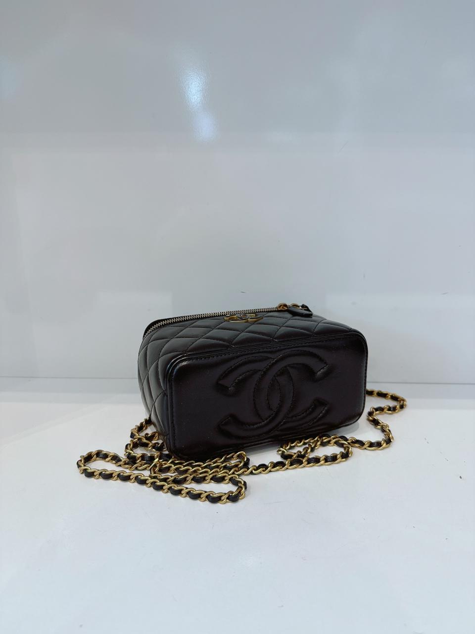 BLACK LAMBSKIN ENAMEL QUILTED SMALL VANITY CASE WITH CHAIN