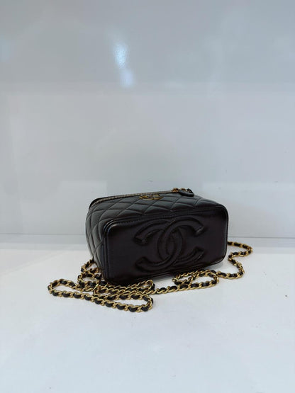 BLACK LAMBSKIN ENAMEL QUILTED SMALL VANITY CASE WITH CHAIN