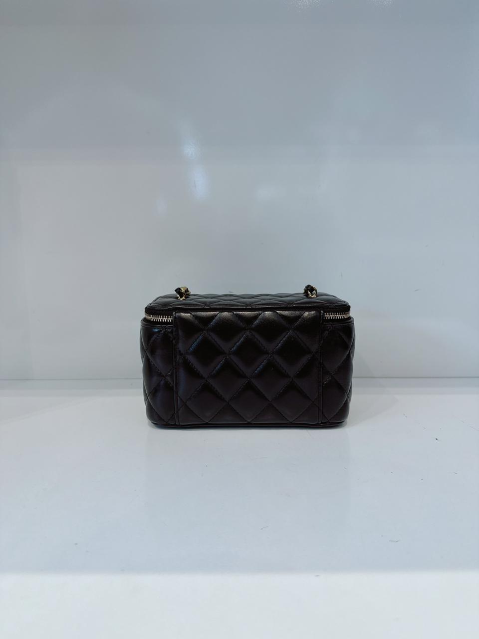 BLACK LAMBSKIN ENAMEL QUILTED SMALL VANITY CASE WITH CHAIN