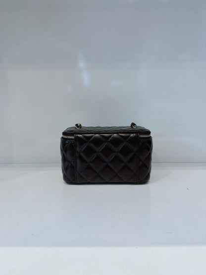 BLACK LAMBSKIN ENAMEL QUILTED SMALL VANITY CASE WITH CHAIN