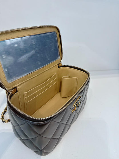 BLACK LAMBSKIN ENAMEL QUILTED SMALL VANITY CASE WITH CHAIN