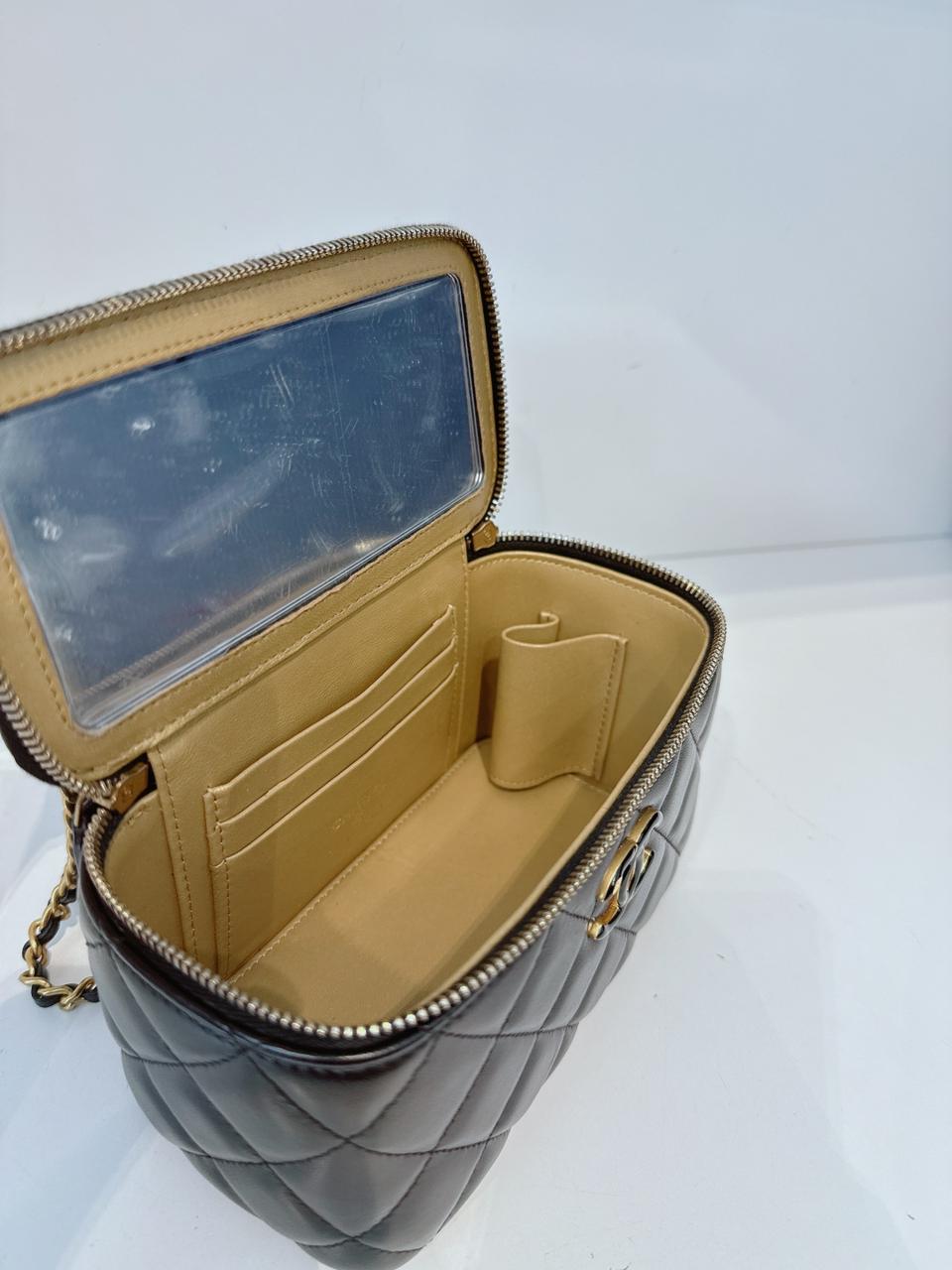 BLACK LAMBSKIN ENAMEL QUILTED SMALL VANITY CASE WITH CHAIN