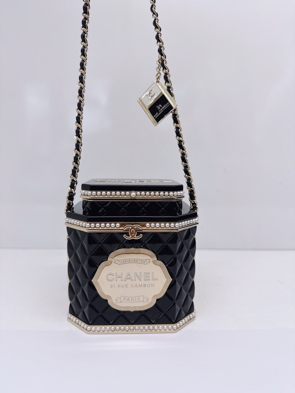 LIMITED EDITION BLACK QUILTED RESIN TEA BOX MINAUDIERE IMITATION PEARL GOLD HARDWARE