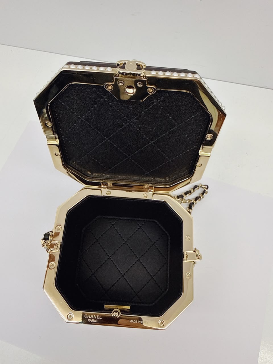 LIMITED EDITION BLACK QUILTED RESIN TEA BOX MINAUDIERE IMITATION PEARL GOLD HARDWARE