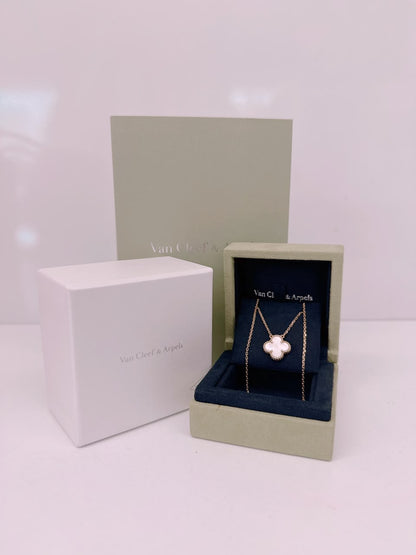 18K YELLOW GOLD MOTHER OF PEARL VINTAGE ALHAMBRA PENDANT