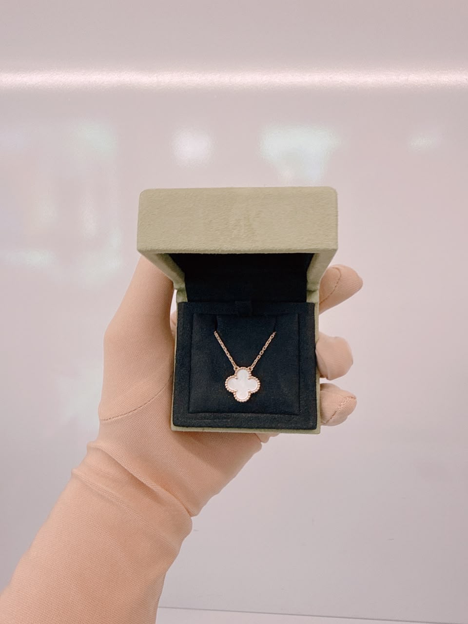 18K YELLOW GOLD MOTHER OF PEARL VINTAGE ALHAMBRA PENDANT