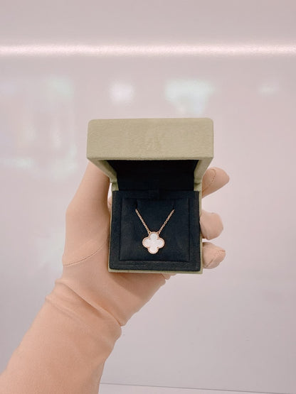 18K YELLOW GOLD MOTHER OF PEARL VINTAGE ALHAMBRA PENDANT