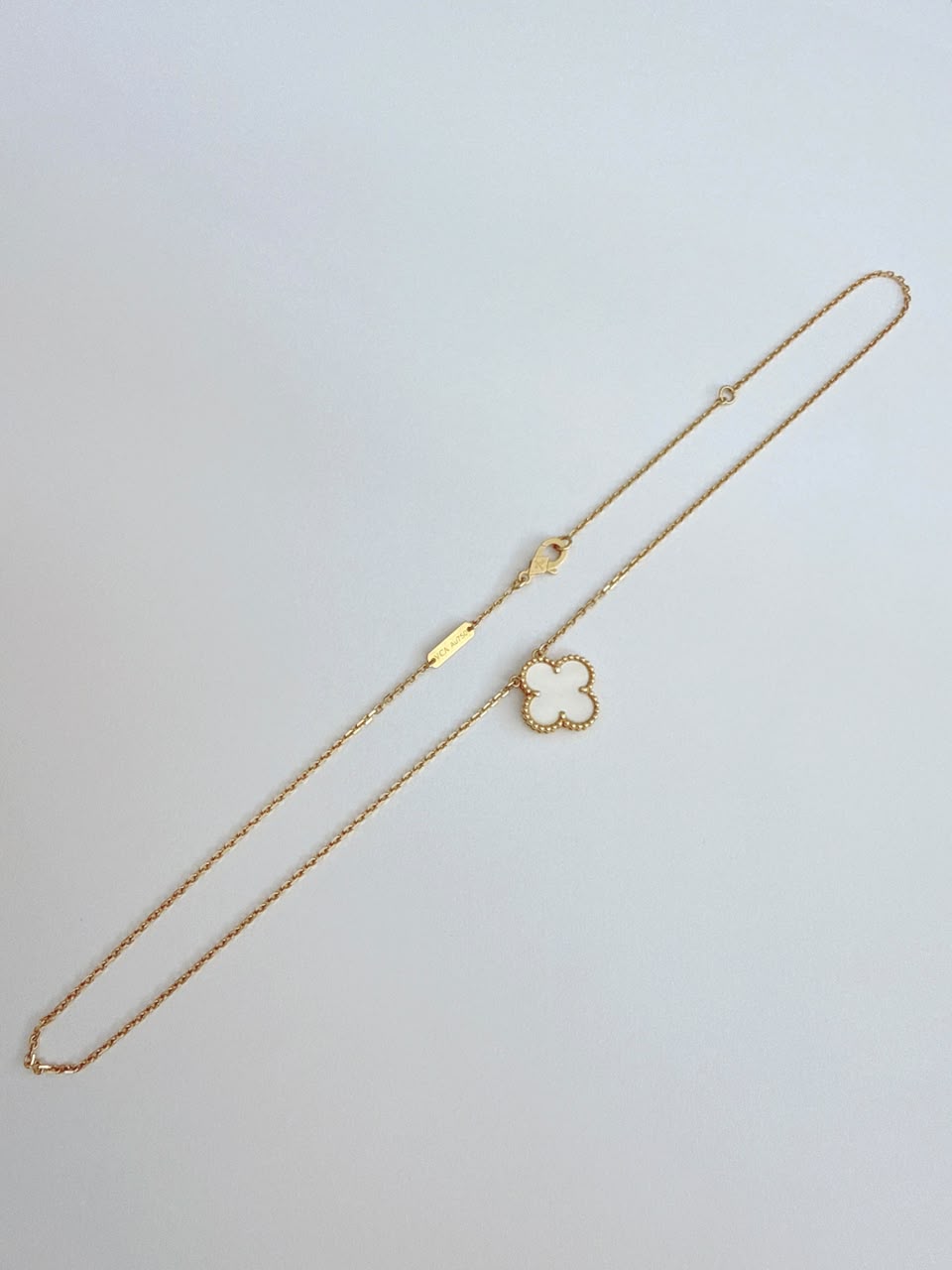 18K YELLOW GOLD MOTHER OF PEARL VINTAGE ALHAMBRA PENDANT