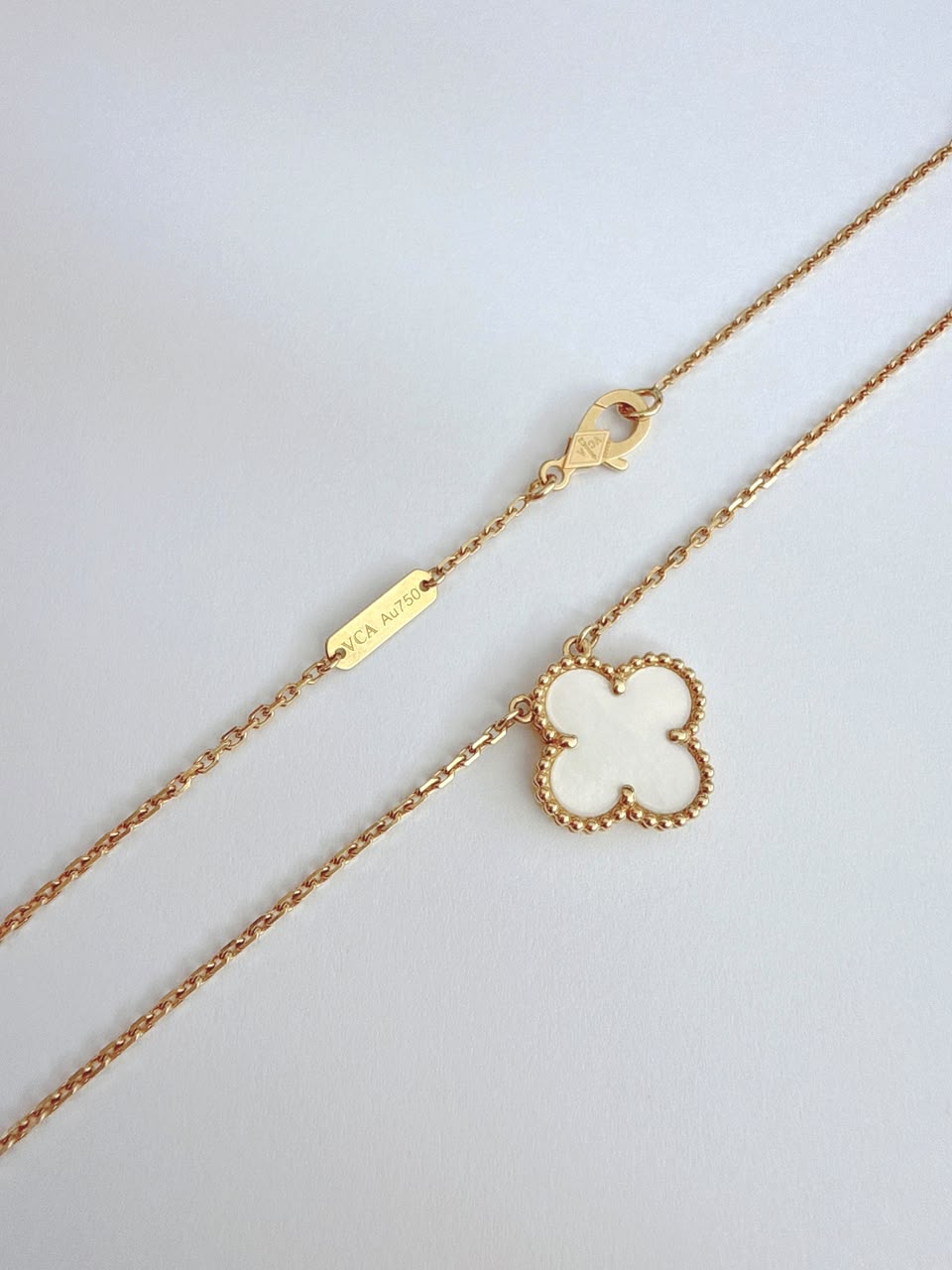 18K YELLOW GOLD MOTHER OF PEARL VINTAGE ALHAMBRA PENDANT