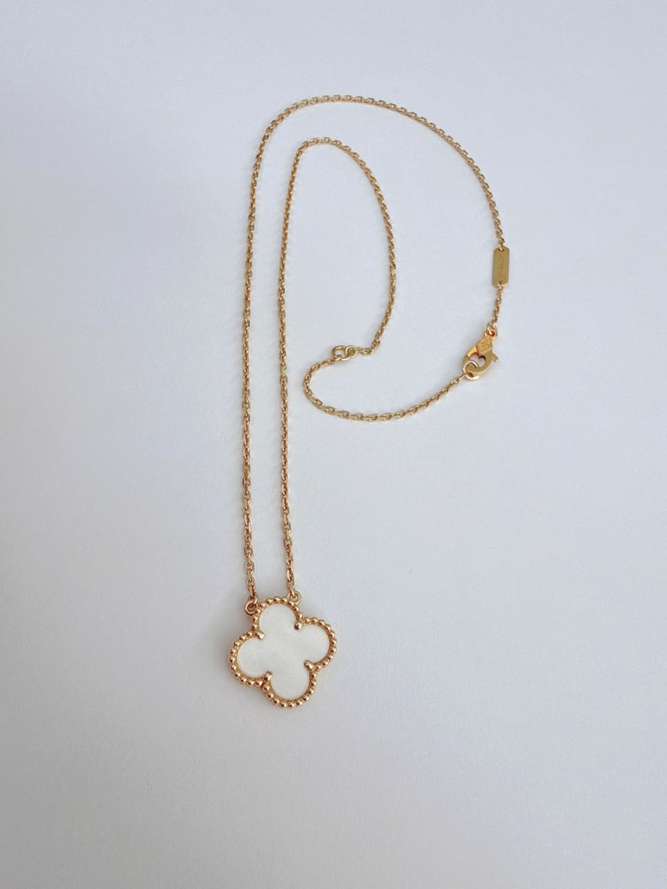 18K YELLOW GOLD MOTHER OF PEARL VINTAGE ALHAMBRA PENDANT