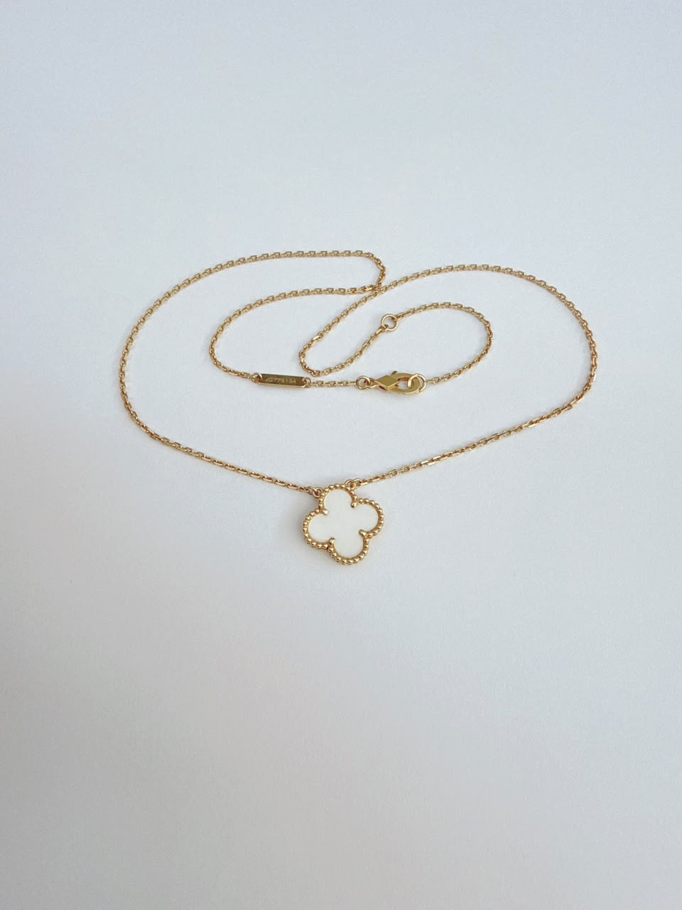18K YELLOW GOLD MOTHER OF PEARL VINTAGE ALHAMBRA PENDANT