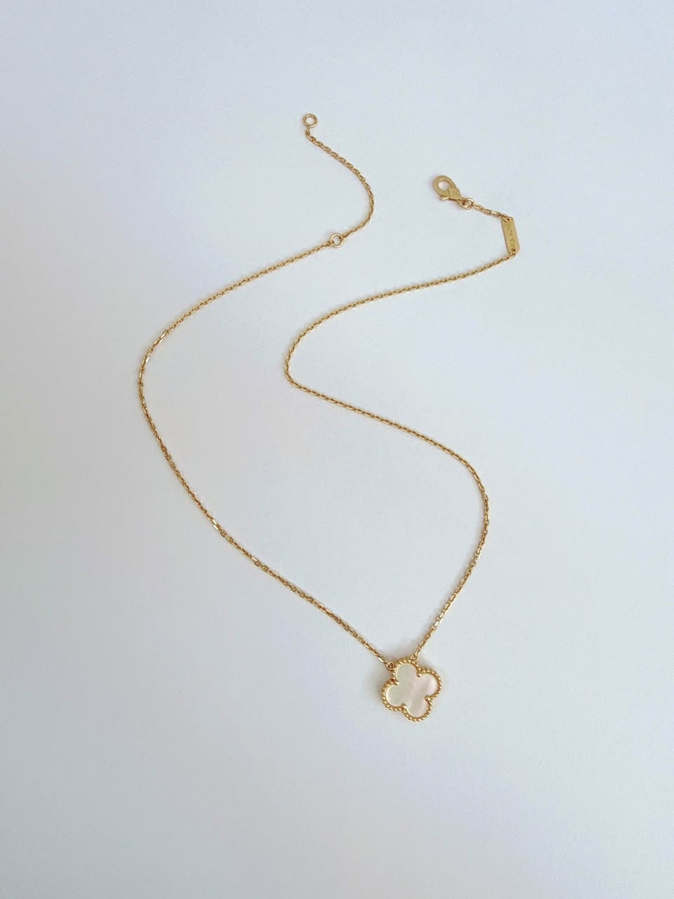 18K YELLOW GOLD MOTHER OF PEARL VINTAGE ALHAMBRA PENDANT