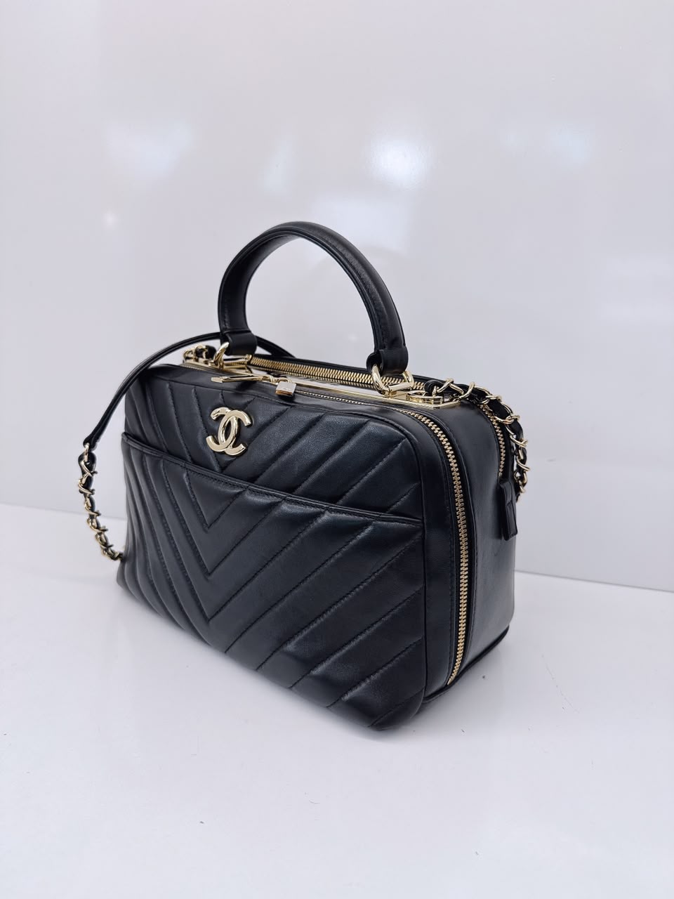 BLACK CHEVRON LAMBSKIN MEDIUM TRENDY CC BOWLING BAG