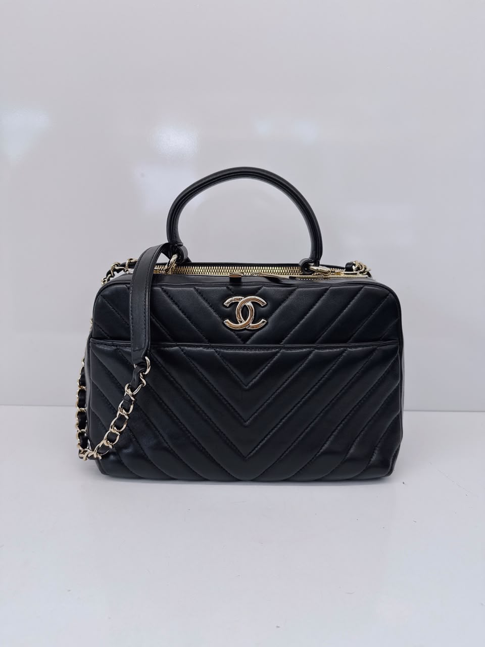 BLACK CHEVRON LAMBSKIN MEDIUM TRENDY CC BOWLING BAG