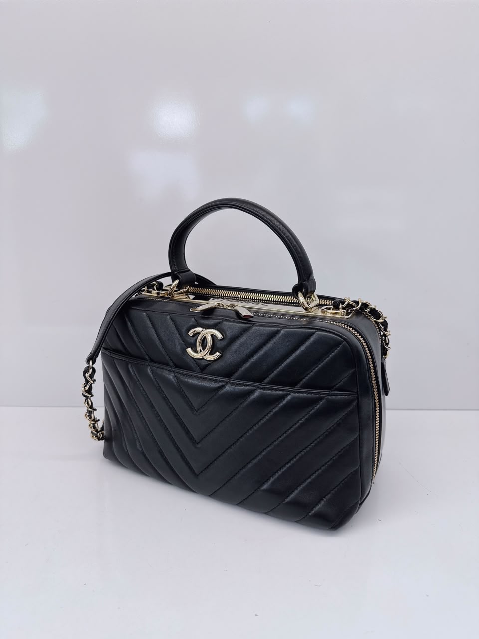 BLACK CHEVRON LAMBSKIN MEDIUM TRENDY CC BOWLING BAG