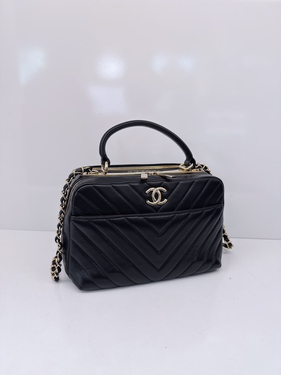 BLACK CHEVRON LAMBSKIN MEDIUM TRENDY CC BOWLING BAG