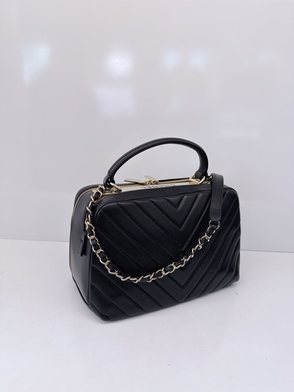 BLACK CHEVRON LAMBSKIN MEDIUM TRENDY CC BOWLING BAG