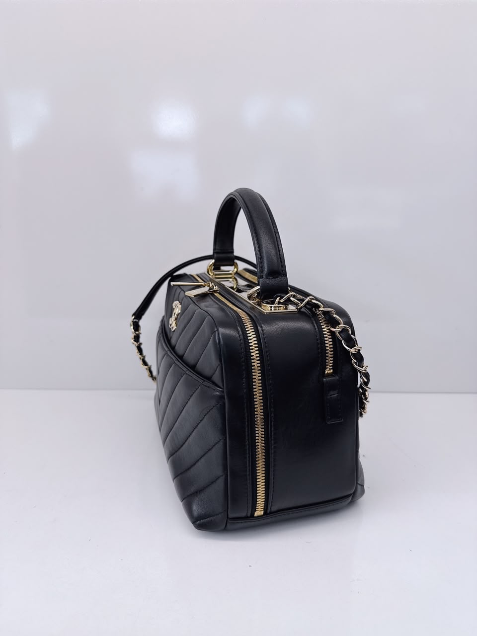BLACK CHEVRON LAMBSKIN MEDIUM TRENDY CC BOWLING BAG