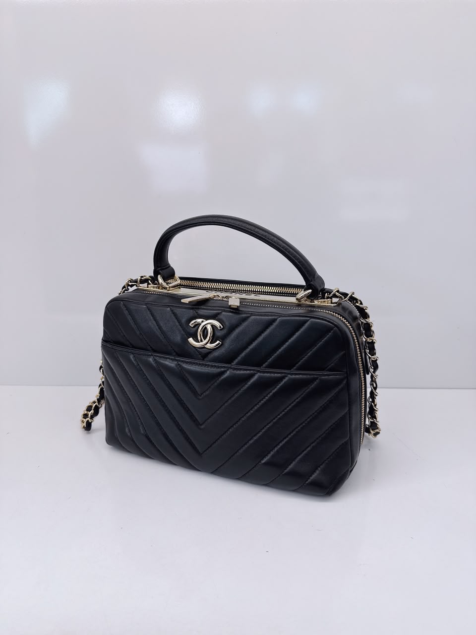 BLACK CHEVRON LAMBSKIN MEDIUM TRENDY CC BOWLING BAG