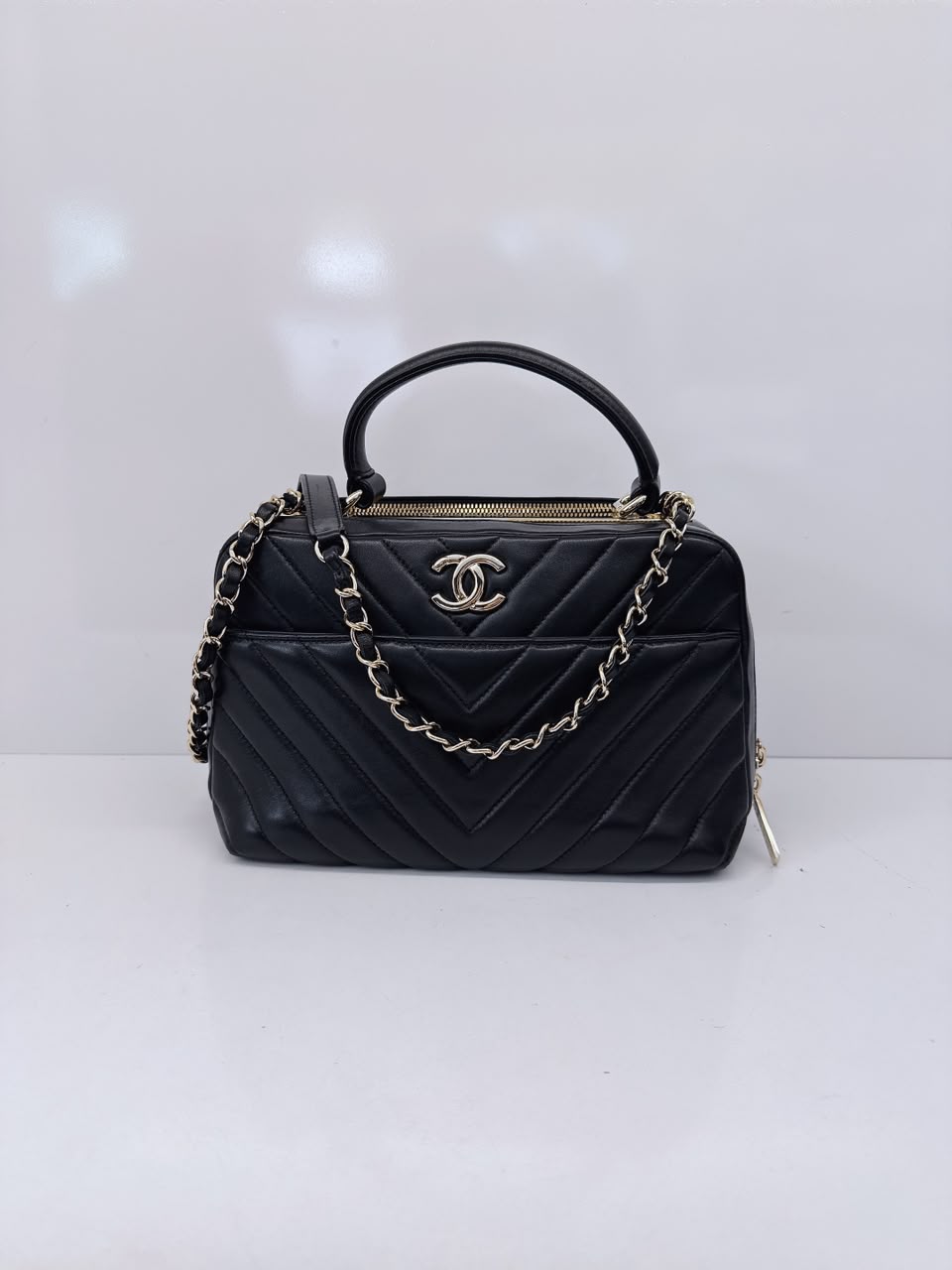 BLACK CHEVRON LAMBSKIN MEDIUM TRENDY CC BOWLING BAG
