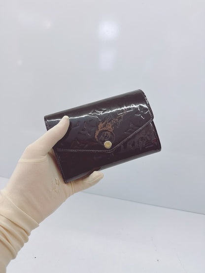 BLACK MONOGRAM VERNIS SARAH NW WALLET