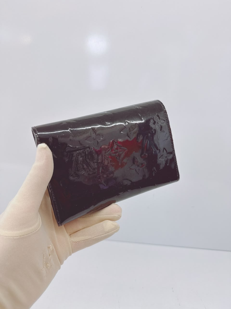 BLACK MONOGRAM VERNIS SARAH NW WALLET