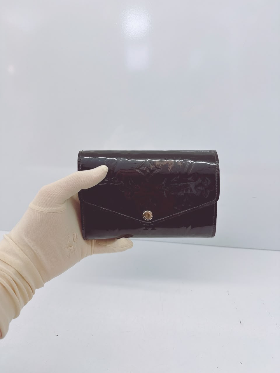 BLACK MONOGRAM VERNIS SARAH NW WALLET