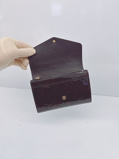 BLACK MONOGRAM VERNIS SARAH NW WALLET