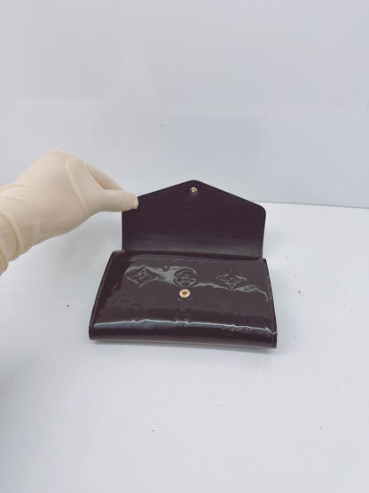 BLACK MONOGRAM VERNIS SARAH NW WALLET