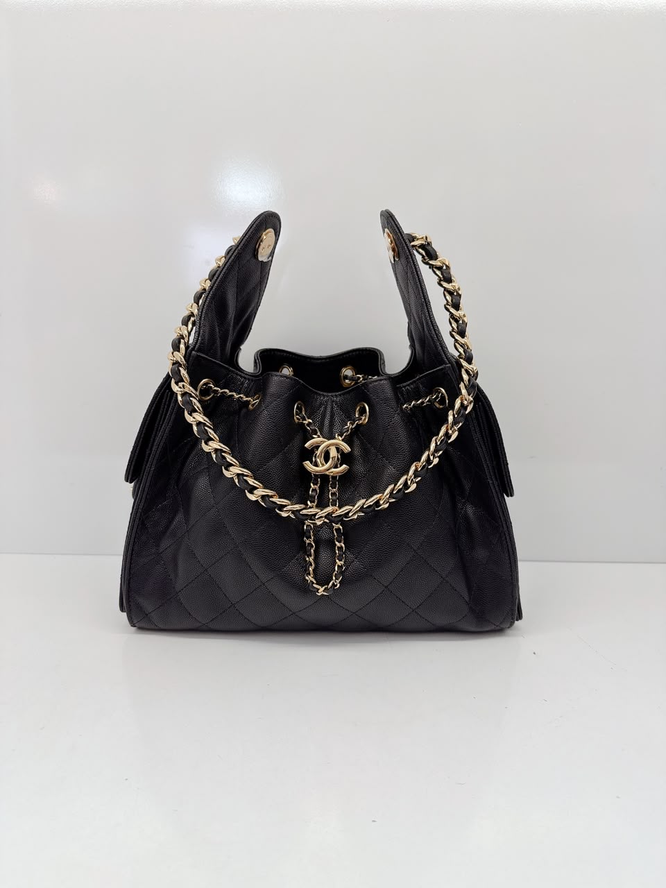 BLACK GRAINED CALFSKIN AND GOLD TONE METAL CHANEL 25 SMALL HANDBAG