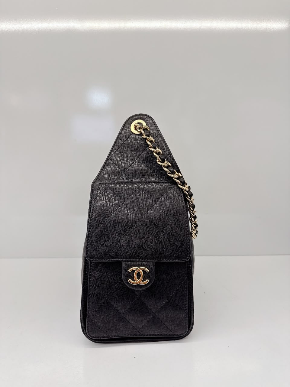BLACK GRAINED CALFSKIN AND GOLD TONE METAL CHANEL 25 SMALL HANDBAG
