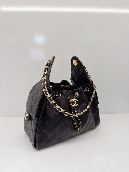 BLACK GRAINED CALFSKIN AND GOLD TONE METAL CHANEL 25 SMALL HANDBAG