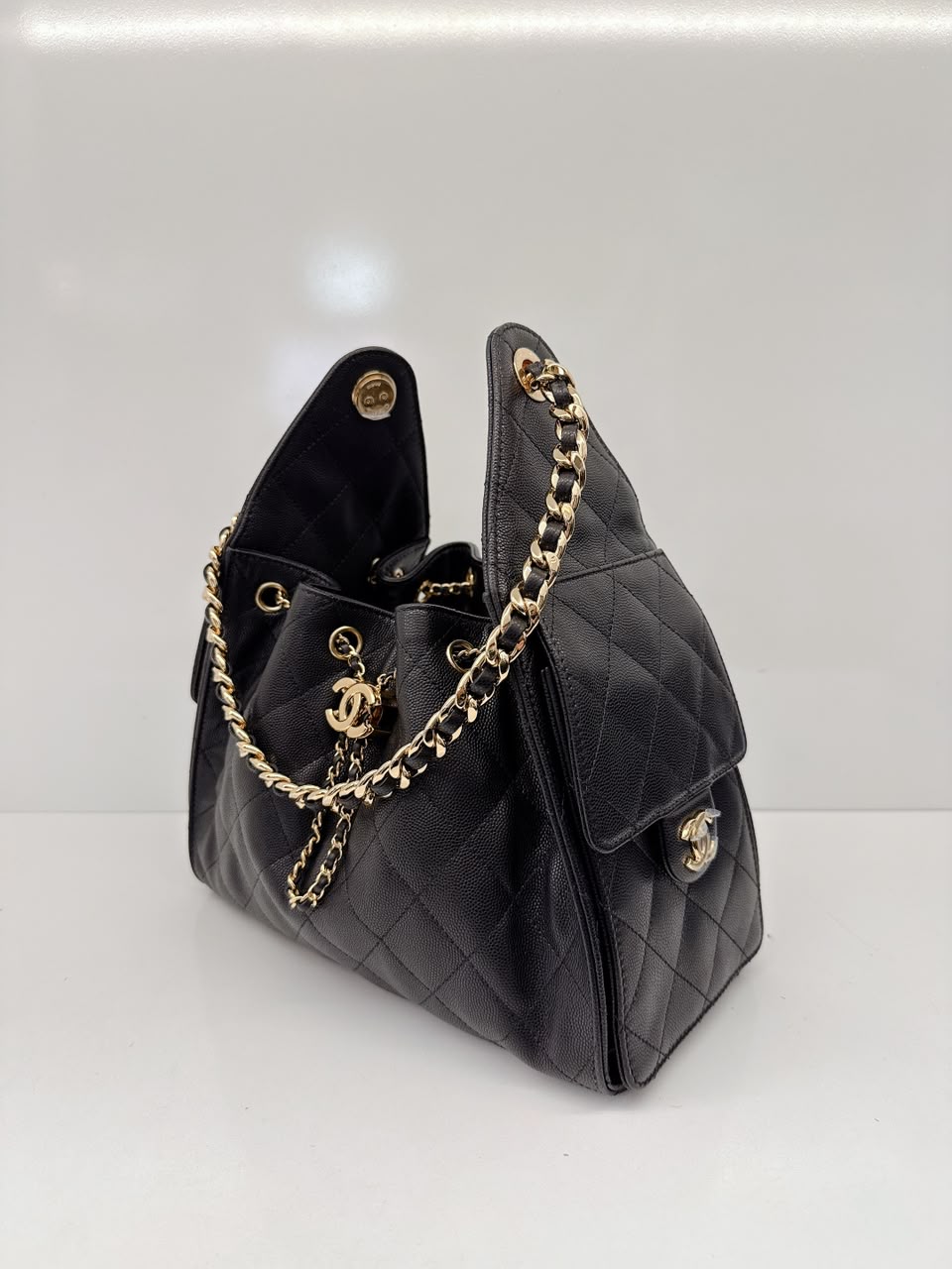BLACK GRAINED CALFSKIN AND GOLD TONE METAL CHANEL 25 SMALL HANDBAG