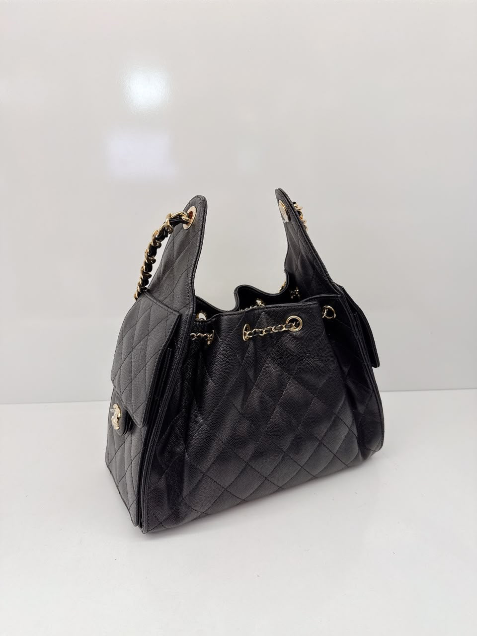 BLACK GRAINED CALFSKIN AND GOLD TONE METAL CHANEL 25 SMALL HANDBAG