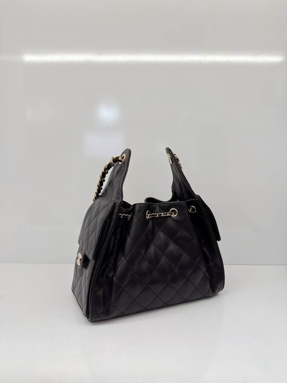 BLACK GRAINED CALFSKIN AND GOLD TONE METAL CHANEL 25 SMALL HANDBAG