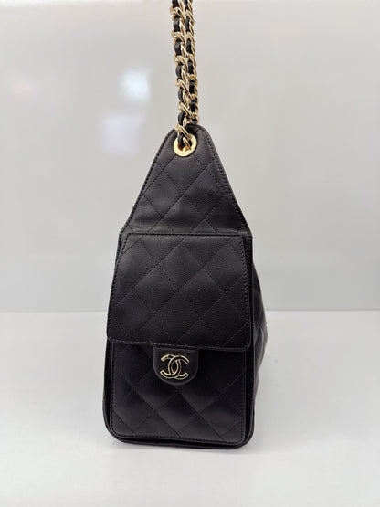 BLACK GRAINED CALFSKIN AND GOLD TONE METAL CHANEL 25 SMALL HANDBAG