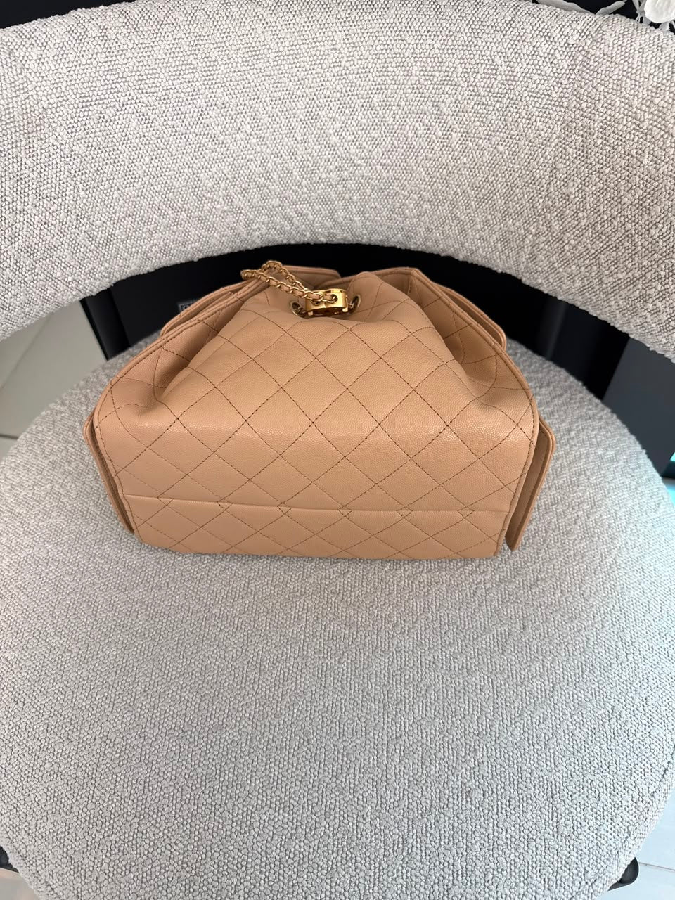 BEIGE GRAINED CALFSKIN CHANEL 25 SMALL GOLD TONE HARDWARE