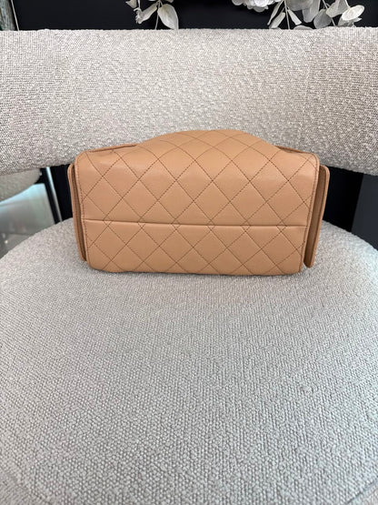 BEIGE GRAINED CALFSKIN CHANEL 25 SMALL GOLD TONE HARDWARE