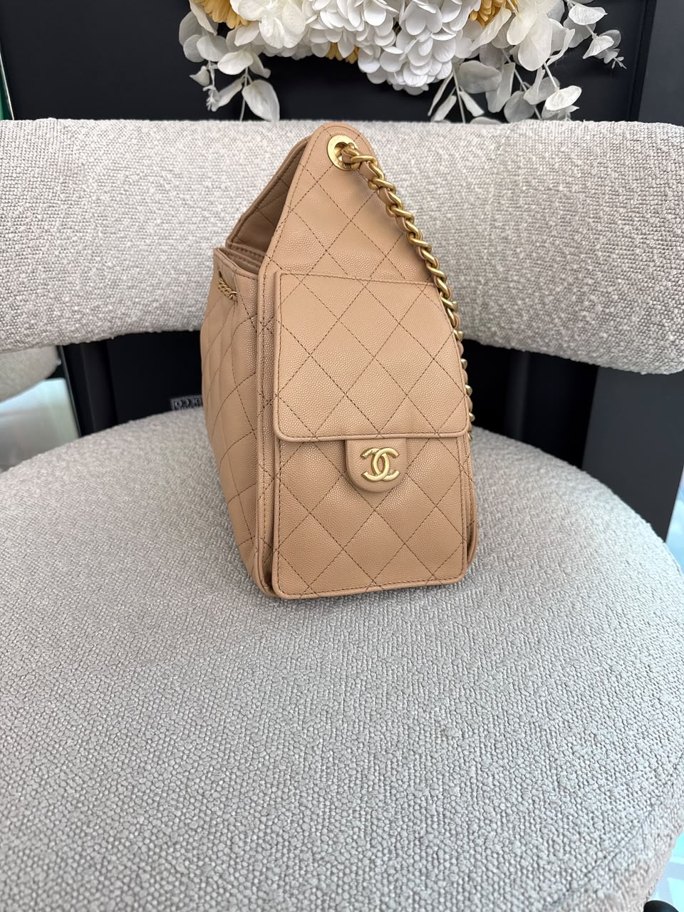 BEIGE GRAINED CALFSKIN CHANEL 25 SMALL GOLD TONE HARDWARE