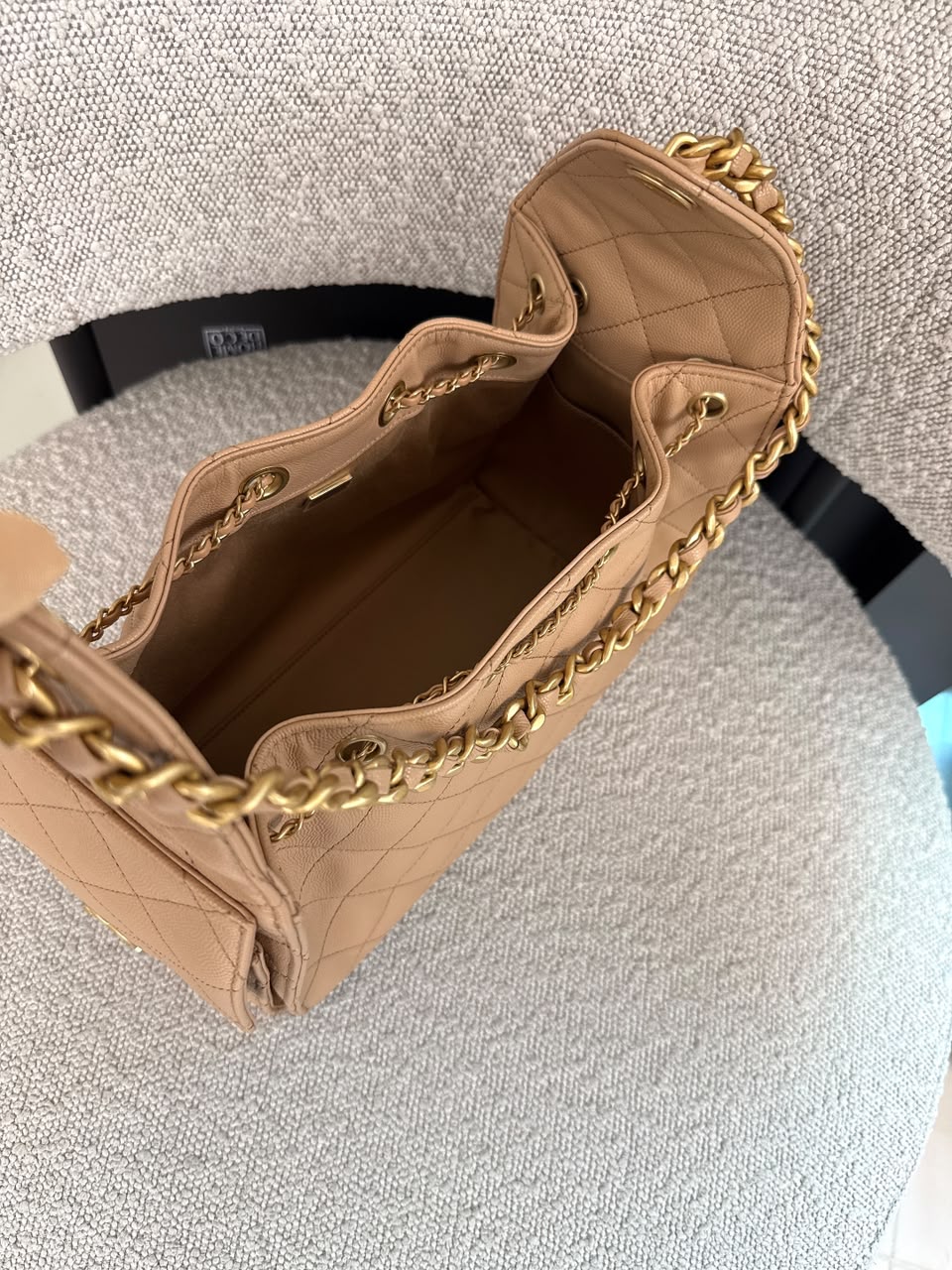 BEIGE GRAINED CALFSKIN CHANEL 25 SMALL GOLD TONE HARDWARE