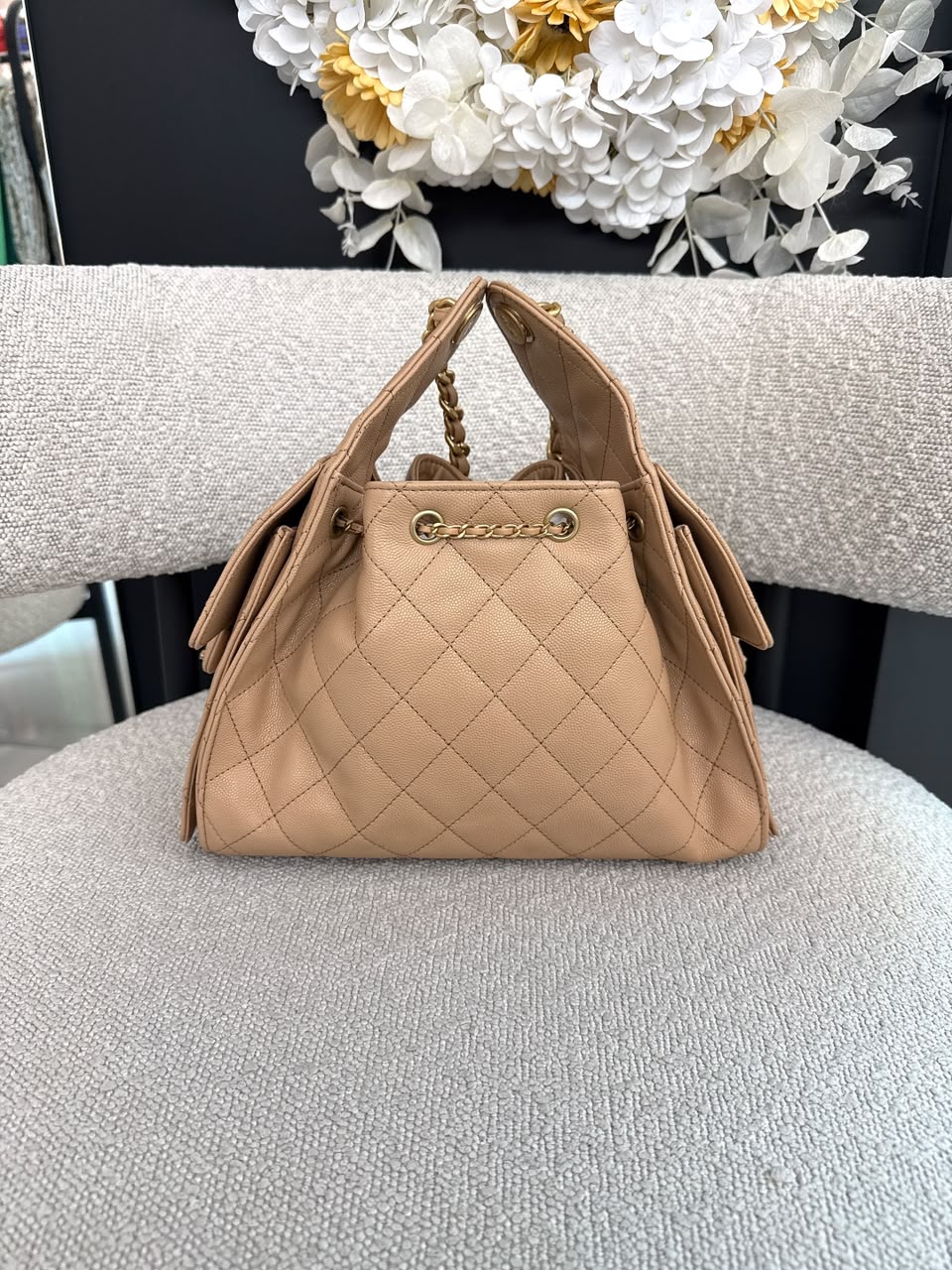 BEIGE GRAINED CALFSKIN CHANEL 25 SMALL GOLD TONE HARDWARE