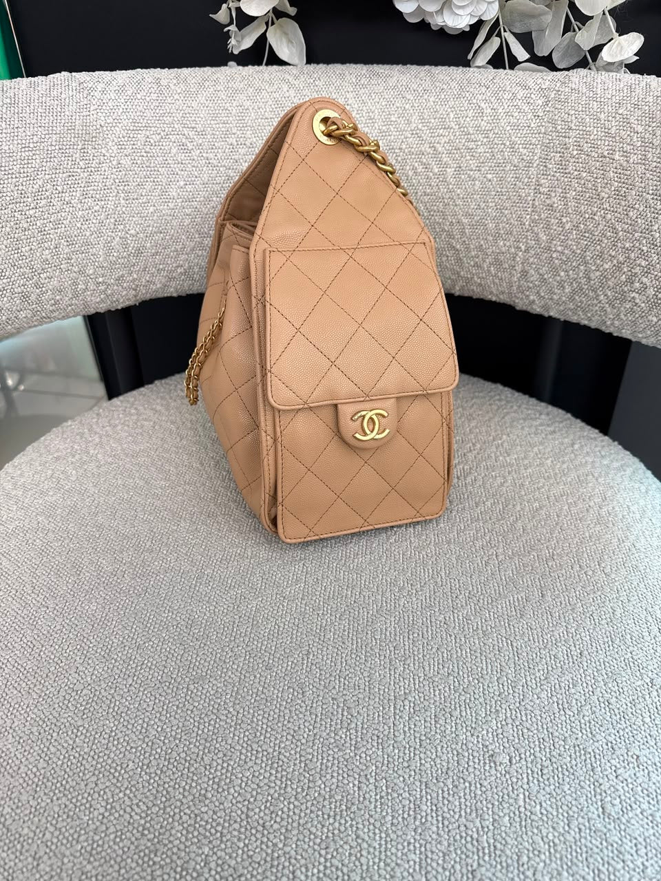 BEIGE GRAINED CALFSKIN CHANEL 25 SMALL GOLD TONE HARDWARE