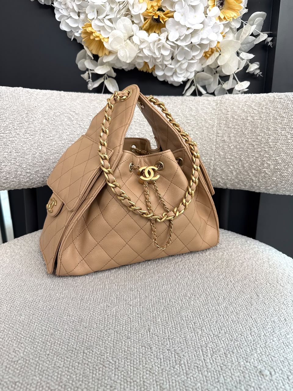 BEIGE GRAINED CALFSKIN CHANEL 25 SMALL GOLD TONE HARDWARE