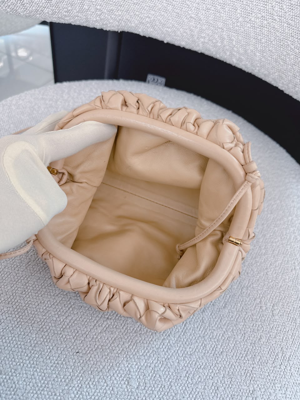 BEIGE INTRECCIATO LEATHER THE POUCH SHOULDER BAG